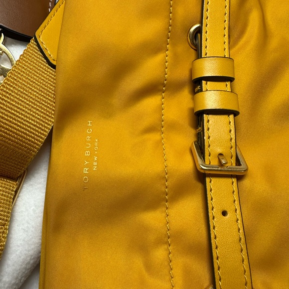 Beyond excellent Tory Burch Perry nylon drawstr bucket bag-golden crest - Picture 5 of 9